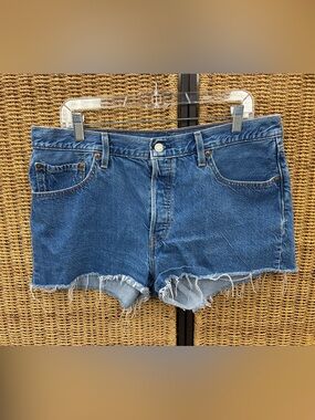 Levi’s 501 Original Cutoff Denim Shorts Women’s Medium Wash Raw Hem Jean Shorts